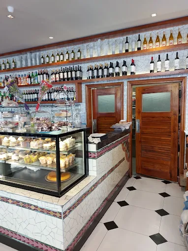 Interior del salón con mesas y barra