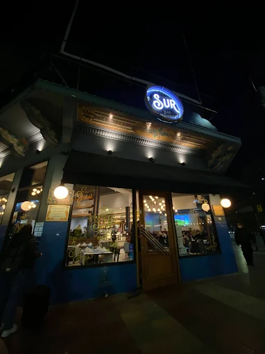 Fachada nocturna iluminada